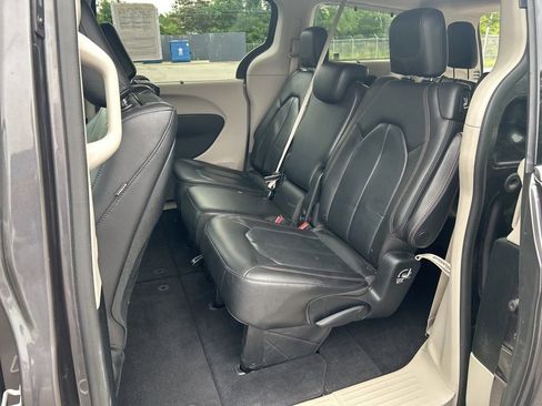 Used 2018 Chrysler Pacifica Touring-L Plus FWD image 24