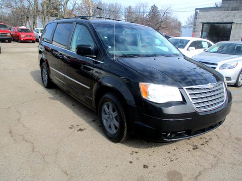 Used 2009 Chrysler Town & Country Touring image 1