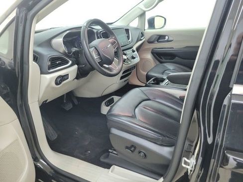 Used 2023 Chrysler Pacifica Touring-L image 19
