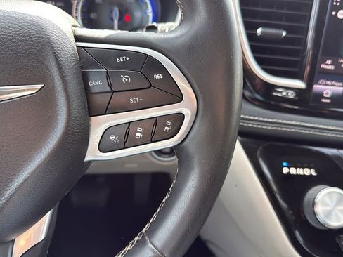 Used 2022 Chrysler Pacifica Touring-L AWD/4WD image 38