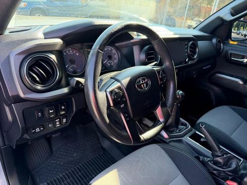 Used 2021 Toyota Tacoma TRD Off-Road w/ Technology Package AWD/4WD image 9