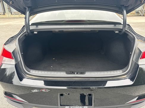 Used 2023 Hyundai Elantra SE image 18