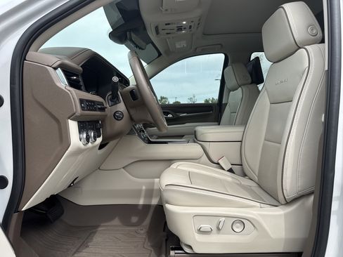 Used 2024 GMC Yukon Denali w/ Advanced Technology Package image 16