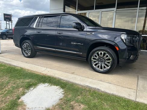 Used 2023 GMC Yukon XL Denali Ultimate AWD/4WD image 2