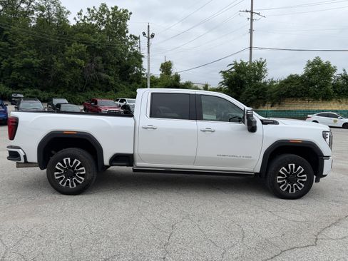 Used 2024 GMC Sierra 3500 Denali Ultimate AWD/4WD image 8