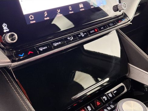 Used 2025 Jeep Wagoneer 4WD image 16