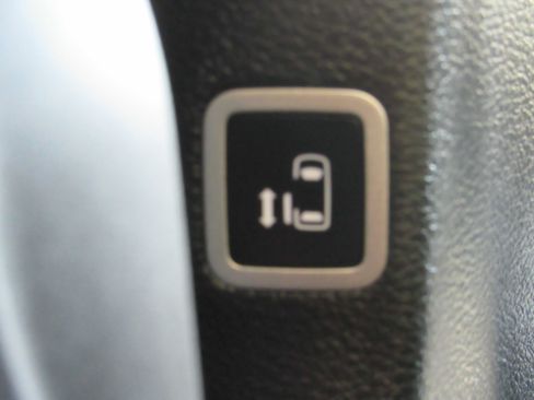 Used 2025 Chrysler Pacifica Limited FWD image 24