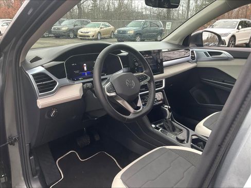 Used 2025 Volkswagen Taos SE w/ Panoramic Sunroof Package image 8