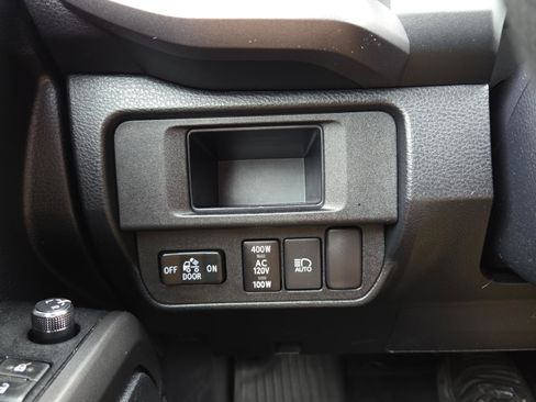 Used 2018 Toyota Tacoma TRD Sport w/ Technology Package image 29