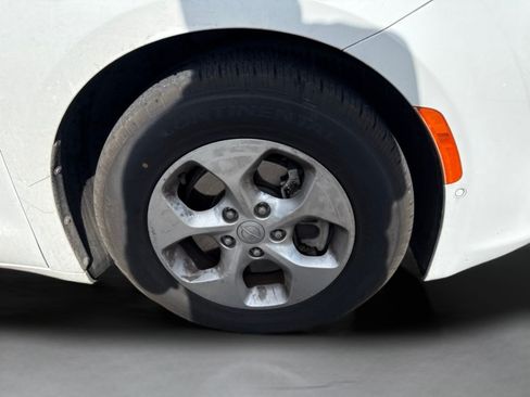 Used 2017 Chrysler Pacifica Touring-L Plus w/ Advanced Safetytec Group FWD image 25