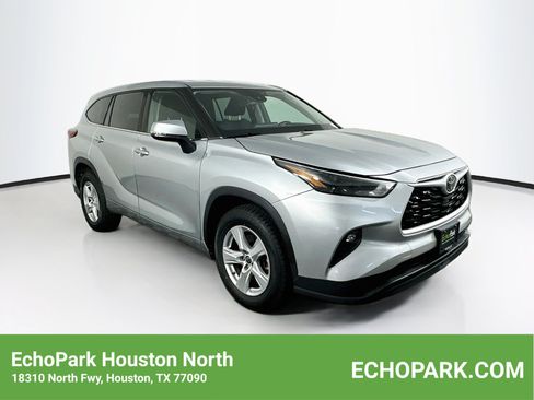 Used 2022 Toyota Highlander LE FWD image 1
