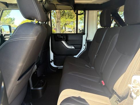 Used 2017 Jeep Wrangler Unlimited Rubicon w/ Connectivity Group AWD/4WD image 26