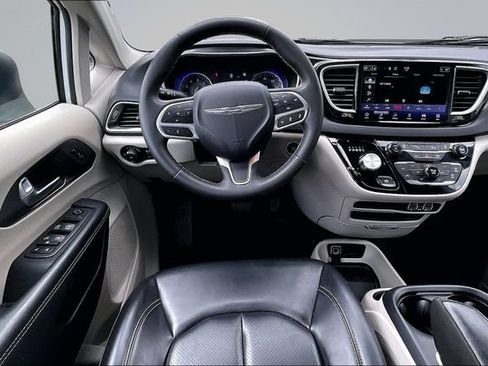 Used 2023 Chrysler Pacifica Touring-L FWD image 8