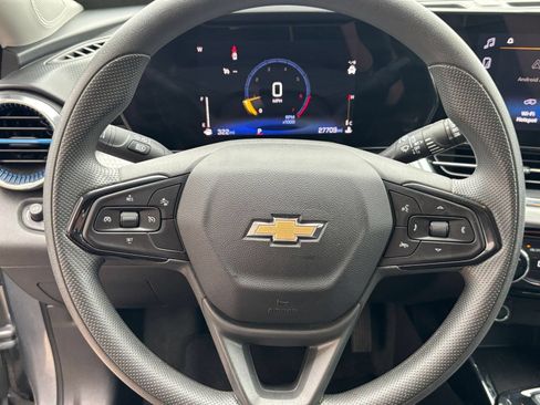 Used 2025 Chevrolet Trax LT FWD image 27