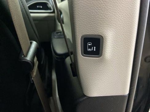 Used 2023 Chrysler Pacifica Touring-L FWD image 20