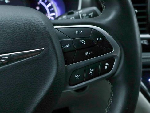 Used 2023 Chrysler Pacifica Touring-L image 22