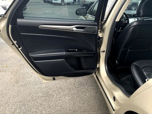 Used 2017 Ford Fusion SE w/ Fusion SE Technology Package image 28