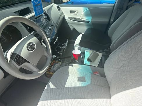 Used 2011 Toyota Sienna LE FWD image 2