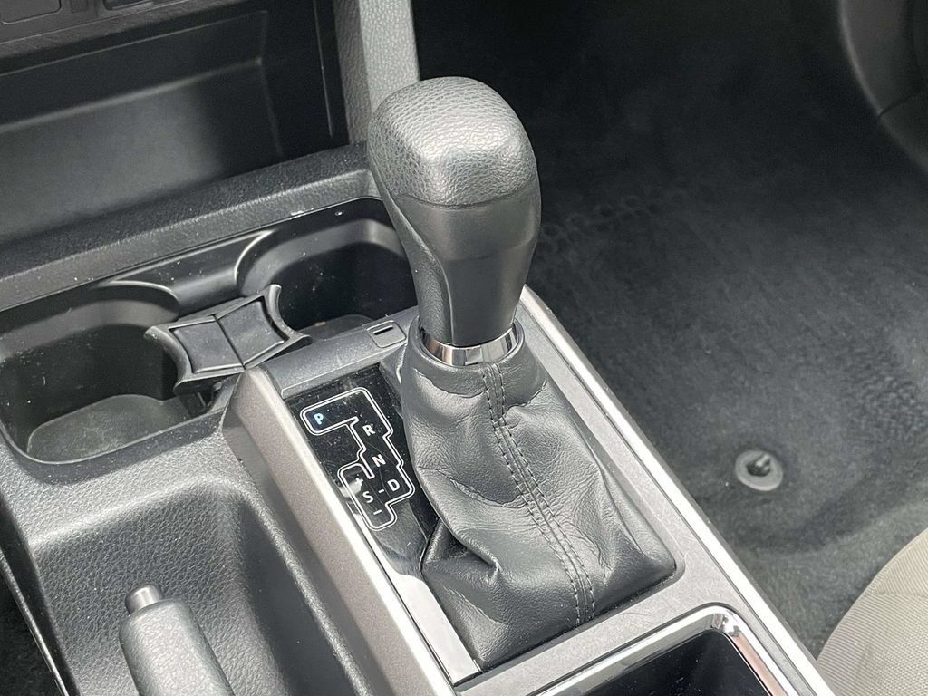 Used 2018 Toyota Tacoma SR5 RWD image 32