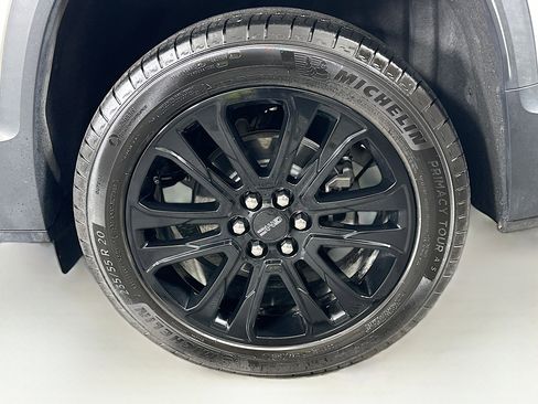 Used 2023 GMC Acadia SLE w/ Driver Convenience Package image 11