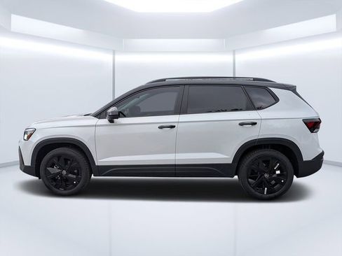 New 2026 Volkswagen Taos SE FWD image 6