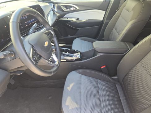 Used 2025 Chevrolet Trax LT w/ LT Convenience Package image 16