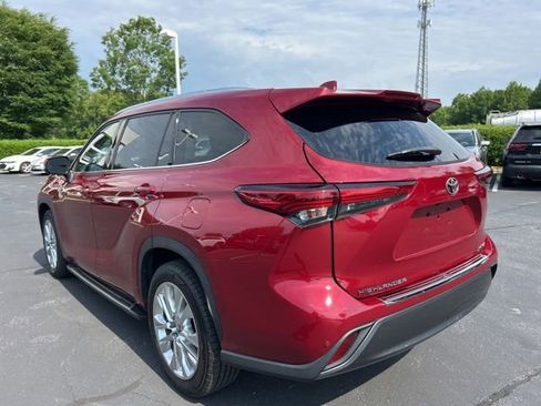 Used 2022 Toyota Highlander Limited FWD image 11