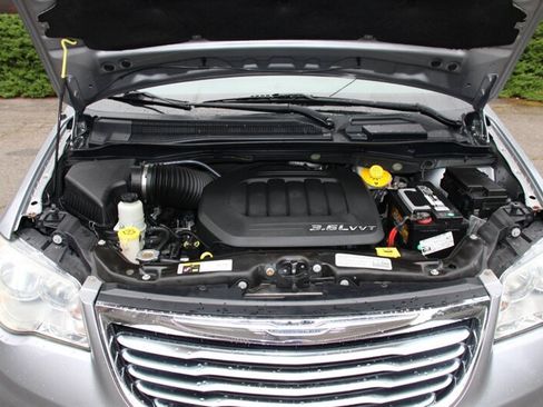 Used 2014 Chrysler Town & Country Touring FWD image 23