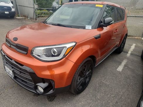 Certified 2018 Kia Soul ! w/ Tech Package FWD image 4