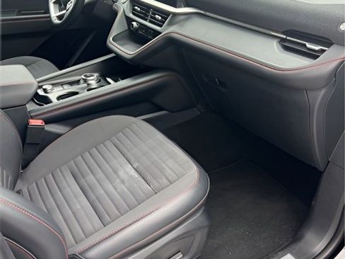 Used 2025 Ford Explorer ST-Line w/ ST-Line Street Pack image 17