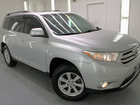 Used 2011 Toyota Highlander SE w/ Tow Pkg FWD image 29
