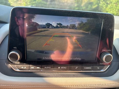 Used 2024 Nissan Rogue SV FWD image 5