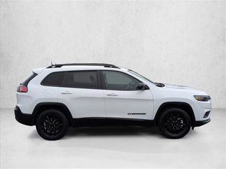 Used 2023 Jeep Cherokee Altitude Lux video 4