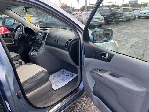 Used 2007 Hyundai Entourage Limited image 13