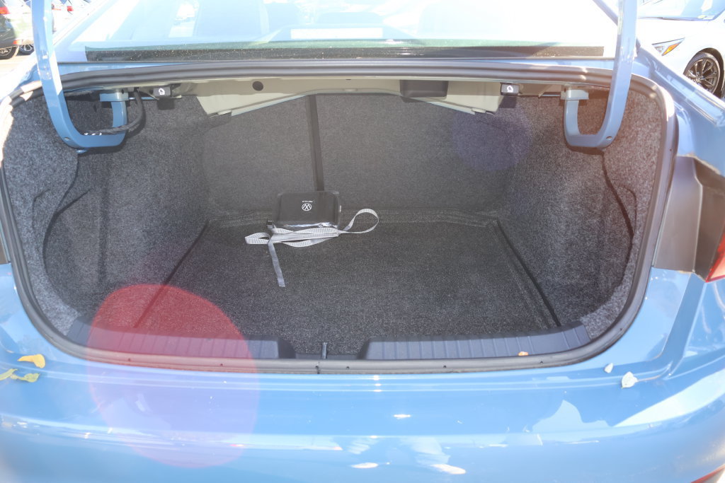 Used 2025 Volkswagen Jetta SEL FWD image 17