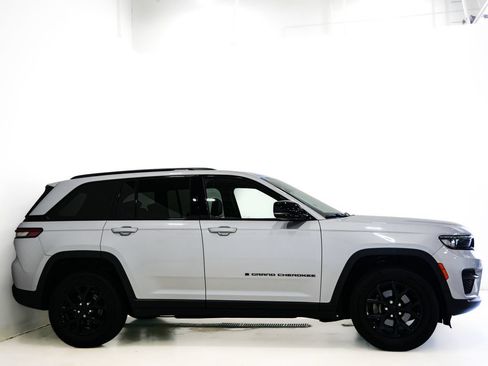 Used 2024 Jeep Grand Cherokee Altitude AWD/4WD image 4