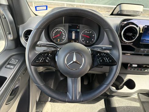 Used 2025 Mercedes-Benz Sprinter 2500 image 18