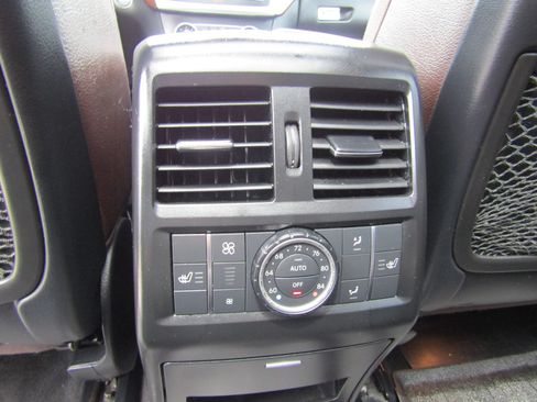 Used 2015 Mercedes-Benz GL 550 4MATIC image 25