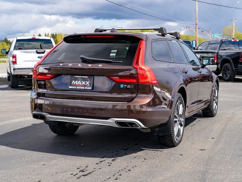 Used 2017 Volvo V90 T6 Cross Country image 9