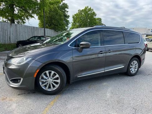 Used 2019 Chrysler Pacifica Touring-L FWD image 2