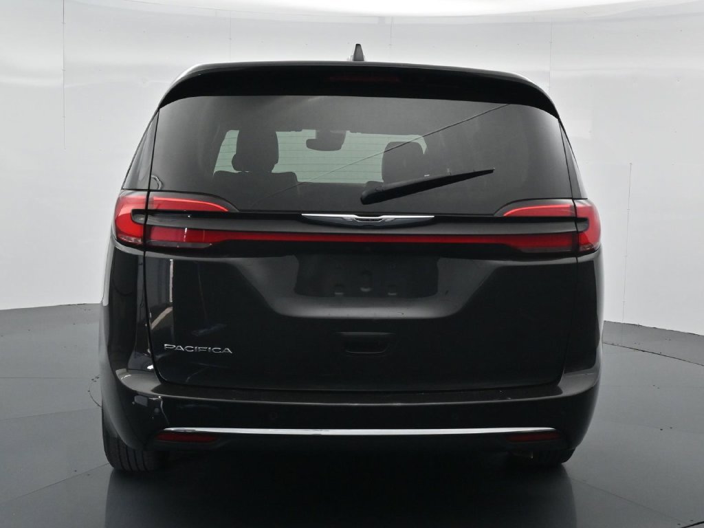 Used 2023 Chrysler Pacifica Touring-L FWD image 6