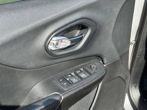 Used 2019 Jeep Cherokee Trailhawk w/ Cold Weather Group AWD/4WD image 11