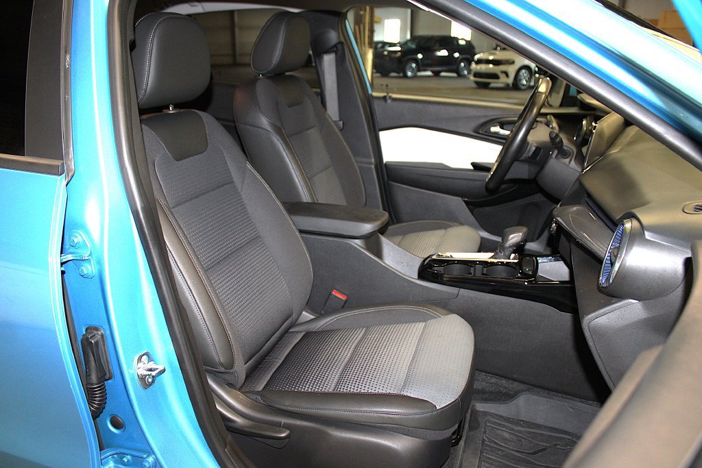 Used 2025 Chevrolet Trax LT w/ LT Convenience Package FWD image 28