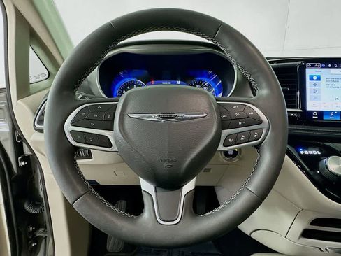 Used 2022 Chrysler Pacifica Touring-L image 15