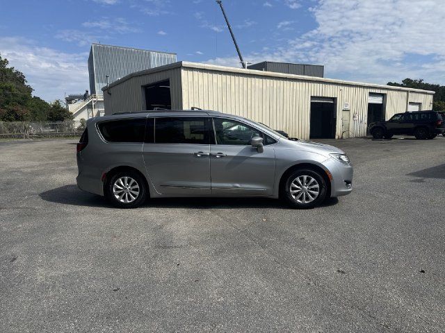 Used 2018 Chrysler Pacifica Touring-L FWD image 4