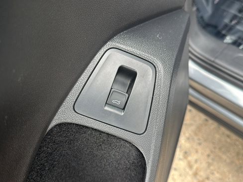 Used 2022 Volkswagen Tiguan SE AWD/4WD image 17
