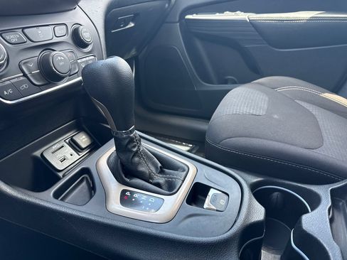 Used 2015 Jeep Cherokee Latitude FWD image 23