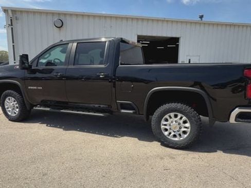 Used 2024 Chevrolet Silverado 2500 LT AWD/4WD image 11