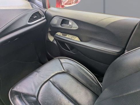 Used 2020 Chrysler Pacifica Limited w/ Advanced Safetytec Group FWD image 16