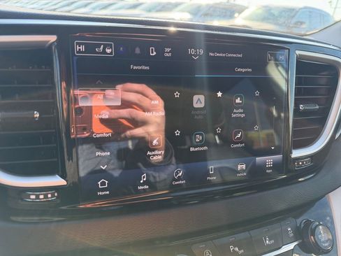 Used 2024 Chrysler Pacifica Touring-L image 19